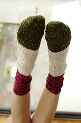Gehäkelte Socken mit Farbblockdesign
